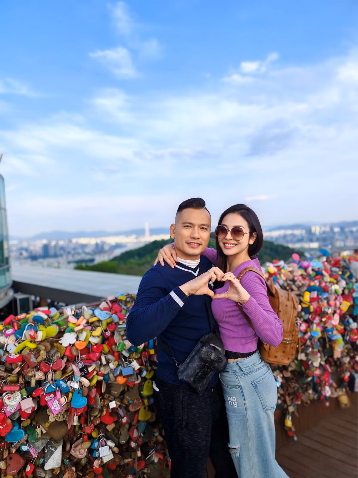 Gia đình kiểu mẫu của showbiz Việt nữa phải kể đến nhà Hoa hậu Jennifer Phạm và ông xã Đức Hải.