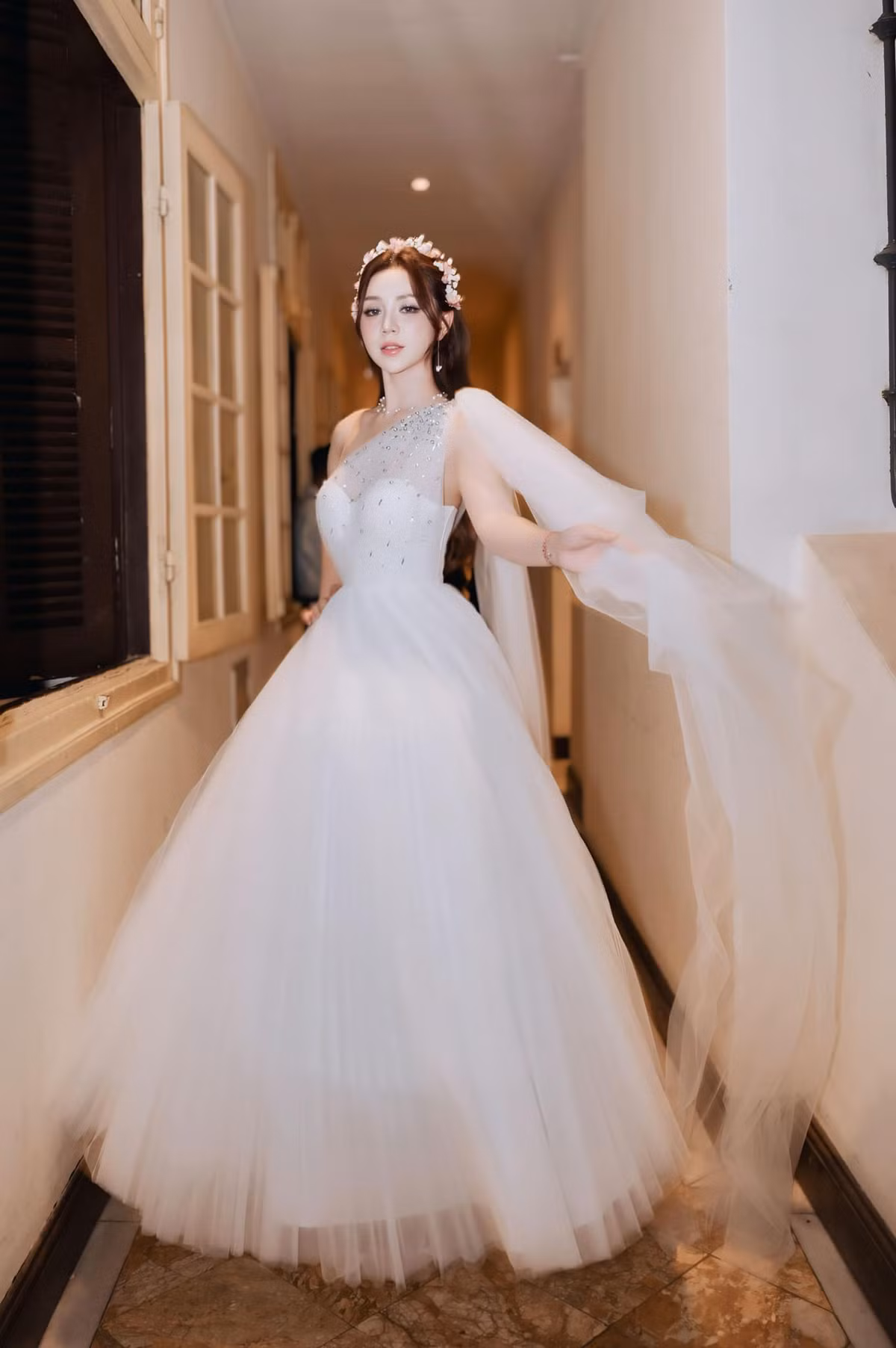 Quỳnh Kool từng hé lộ về mức cát-sê trong vòng 1 tháng của cô nàng. Theo đó, khi được hỏi về tiền lương nhận được sau 1 tháng, Quỳnh Kool chỉ nhẹ nhàng cho biết: "Lương em cao ạ". Ảnh: FB Quỳnh Nguyễn