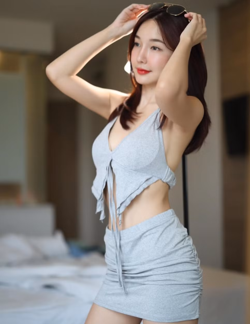 Eo thon không chút mỡ thừa cùng rãnh bụng nổi rõ giúp thân hình nhỏ nhắn của người đẹp này trông có sức sống hơn hẳn.