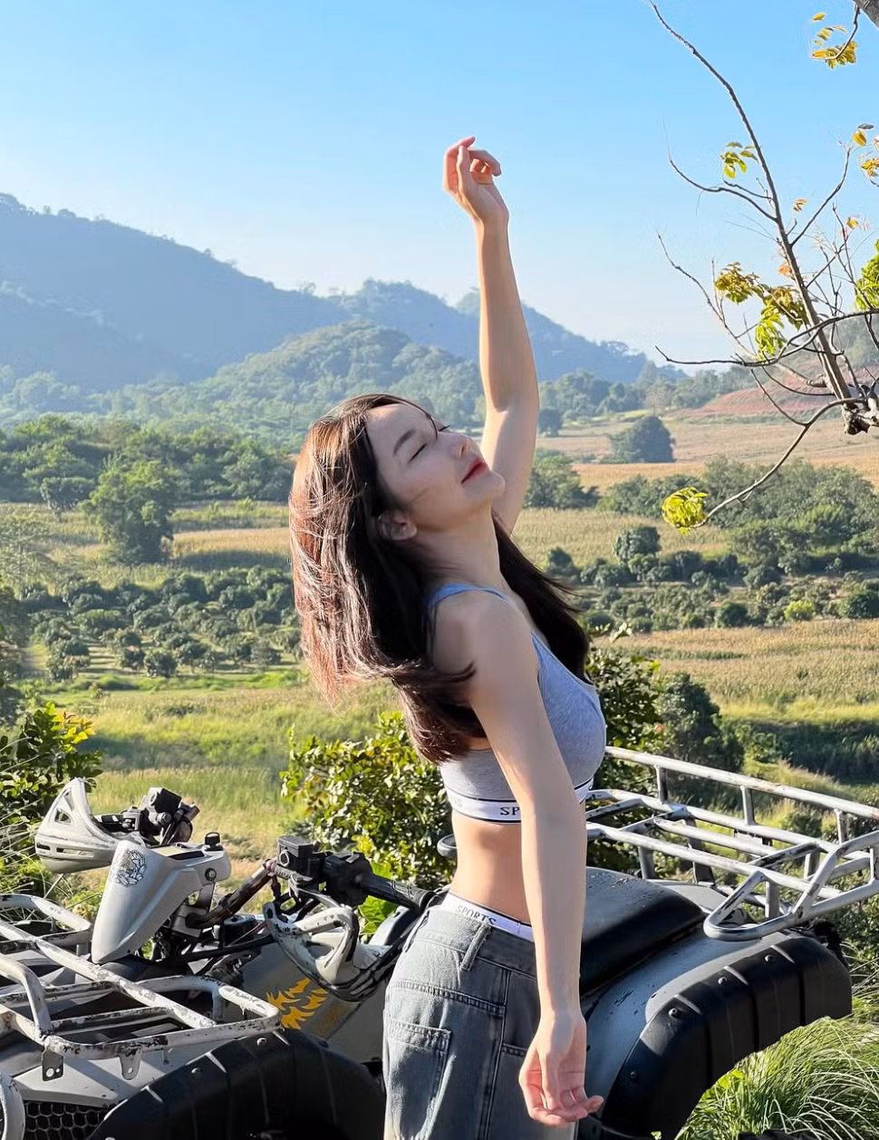 Cô nàng tự tin tạo dáng giữa núi rừng, khoe trọn vóc dáng nuột nà, khiến người xem không thể rời mắt.