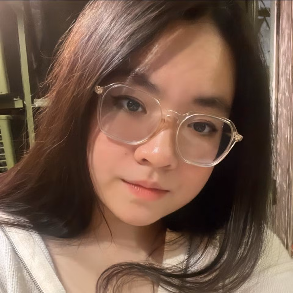 Dù đã ở tuổi thanh niên nhưng con gái Hiền Thục thường xuyên để mặt mộc. Gia Bảo không makeup để làn da được tự nhiên, trong trẻo.