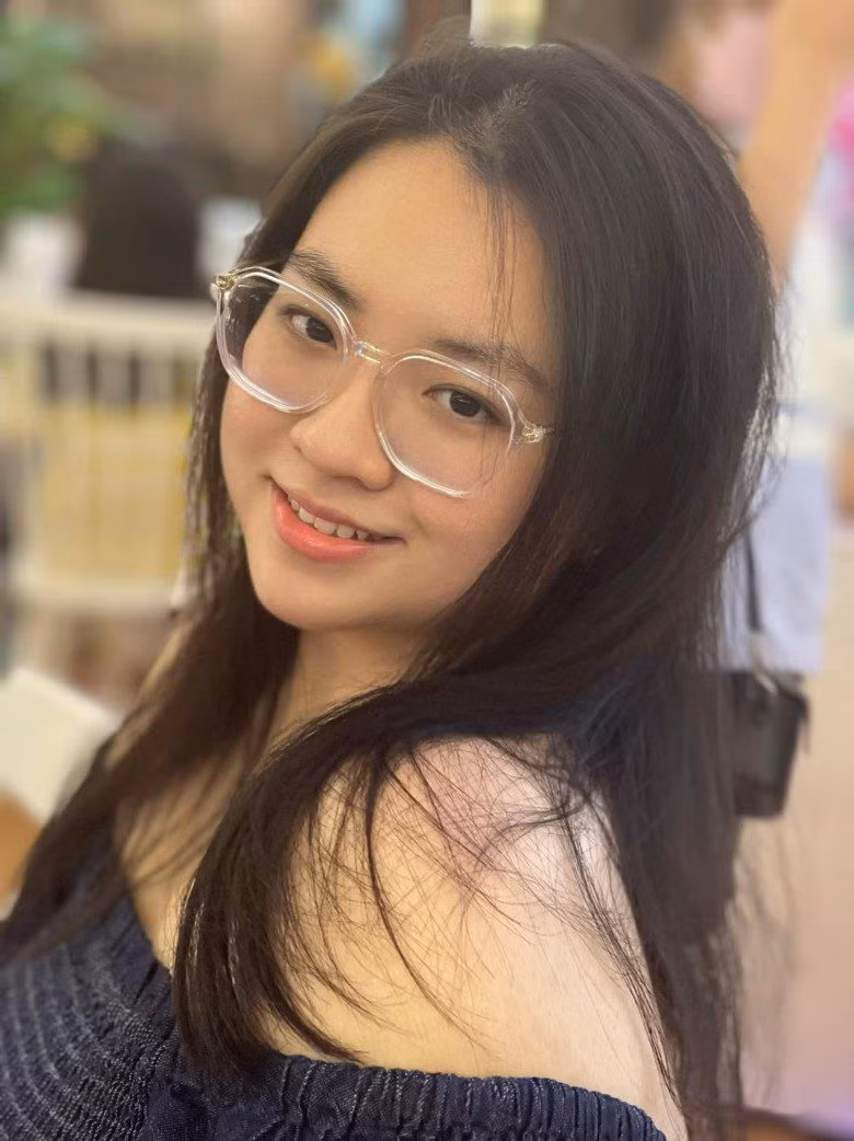 Nét bầu bĩnh của Gia Bảo thuở nhỏ đã được thay thế bởi gương mặt thanh tú, đường nét hài hòa và nụ cười rạng rỡ.