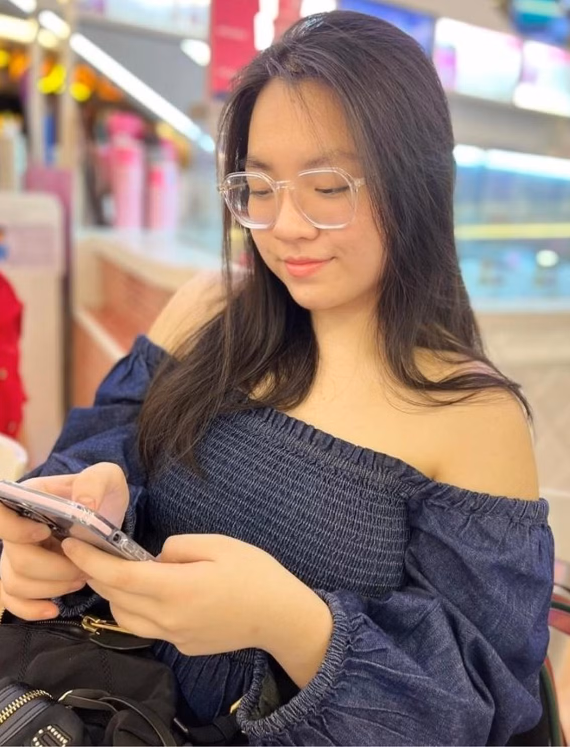 Đặc biệt, đôi chân dài miên man của ái nữ nhà Hiền Thục cũng là điểm nhấn thu hút mọi ánh nhìn.