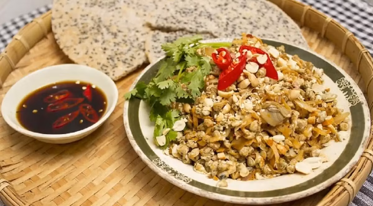 Món bánh đa xúc hến nằm trong top đặc sản Vinh ngon quên sầu. Hến lấy được từ sông Lam, sau khi tách vỏ, xào cùng hành mỡ béo ngậy và thơm lừng. Kết hợp với miếng bánh đa giòn rụm, ăn hoài không ngán.