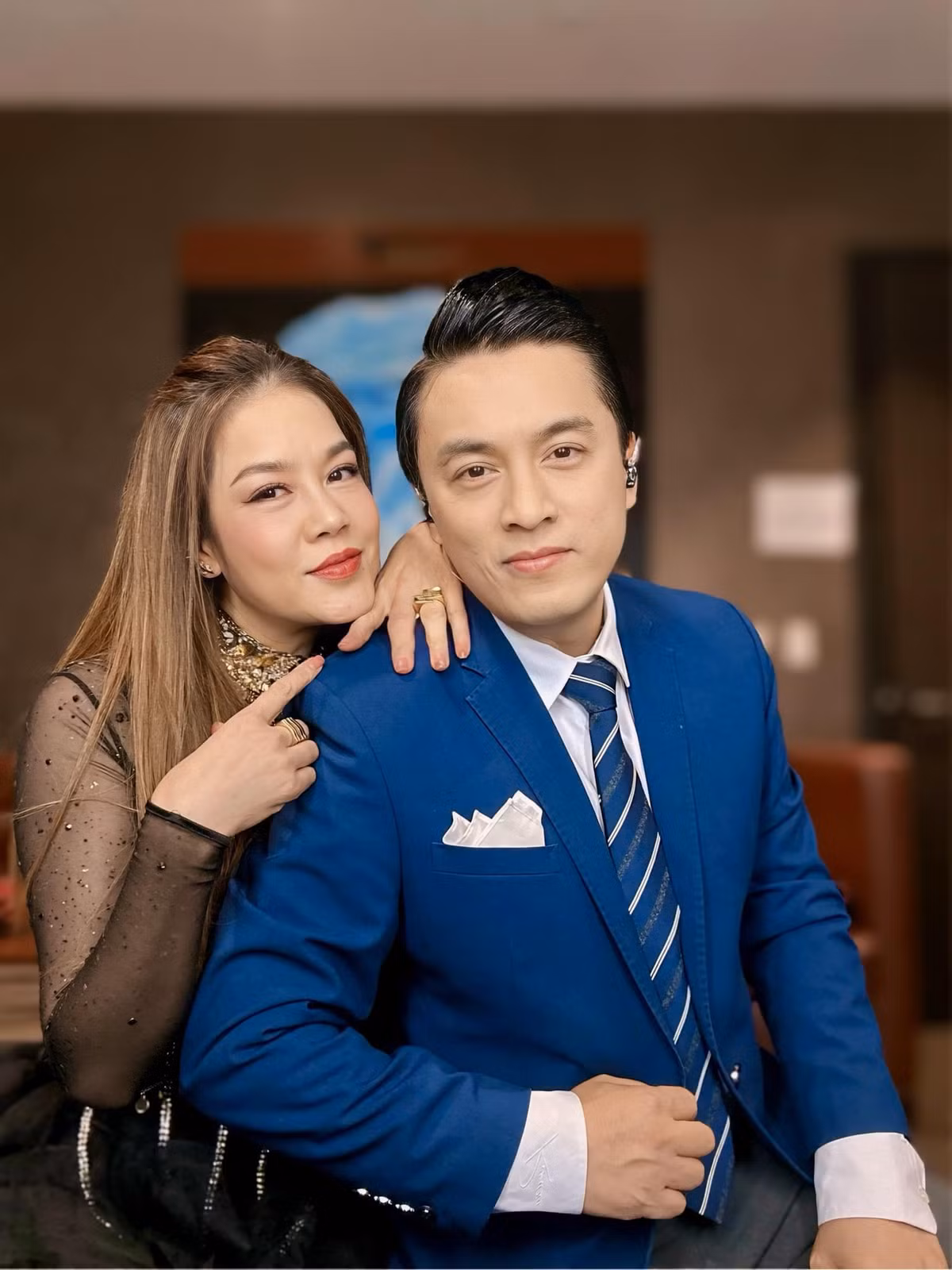 Ca sĩ Lam Trường thân thiết bên đàn chị Thu Phương trong hậu trường.