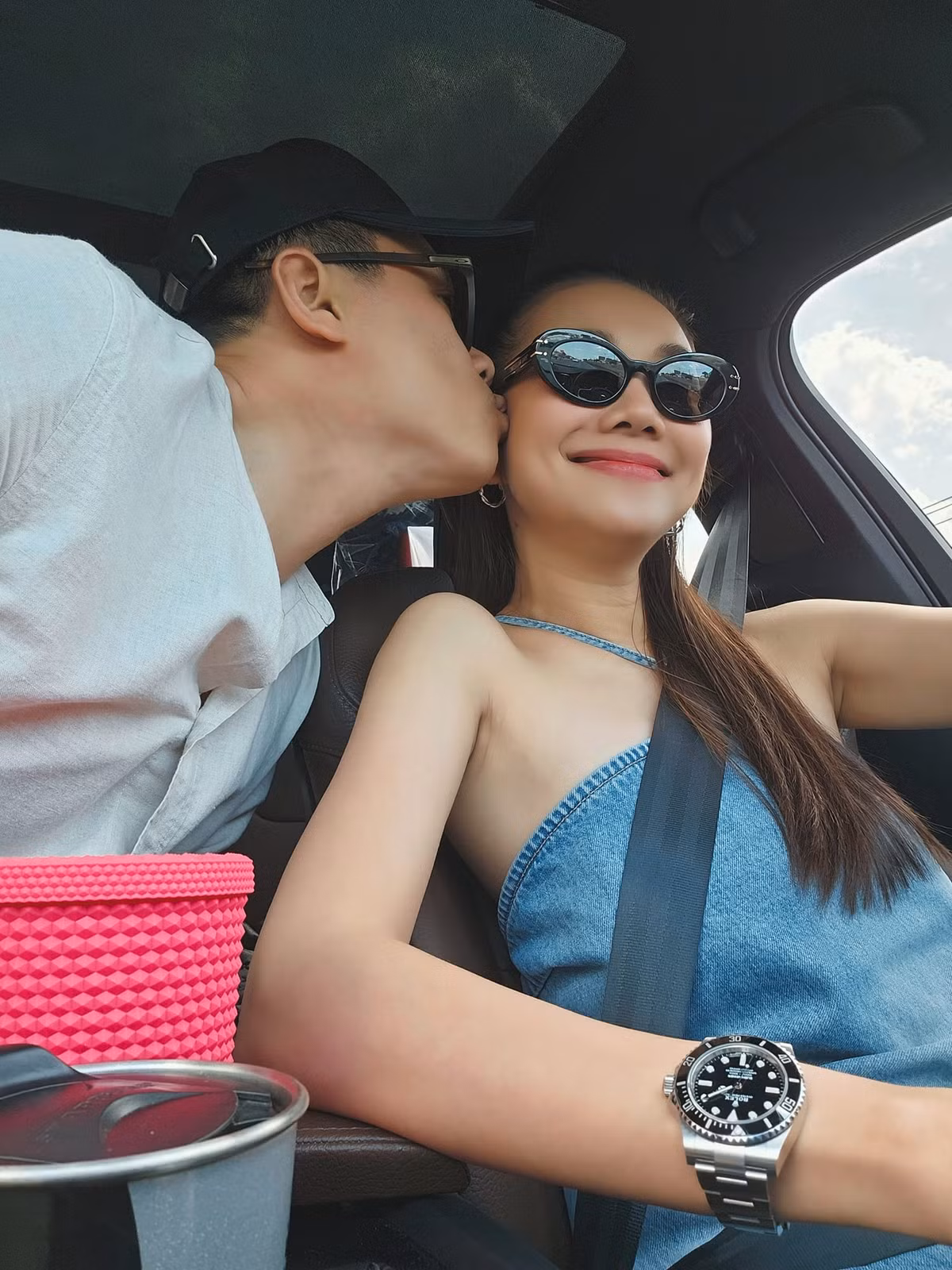 Hiện tại, nữ siêu mẫu sống cùng ông xã Nhật Minh tại nhà riêng. Cô luôn làm tròn hiếu nghĩa với hai bên bố mẹ.