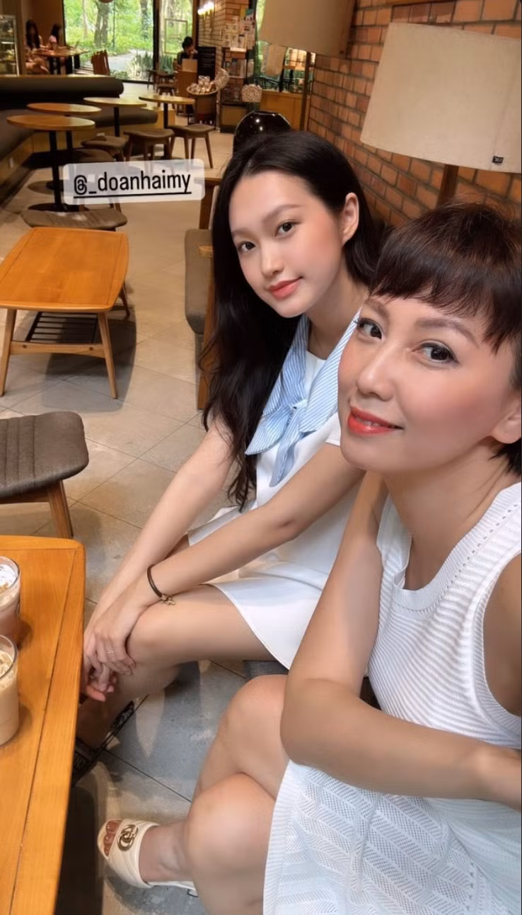 Mẹ ruột Doãn Hải My còn để tóc tém cá tính, trẻ trung khá ấn tượng.