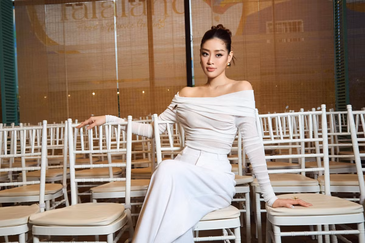 Hai người đã gắn bó với nhau một thời gian dài. Thời gian qua, anh cũng thường chia sẻ ảnh chụp chung cùng hoa hậu 9X. Ảnh: FB Nguyễn Trần Khánh Vân