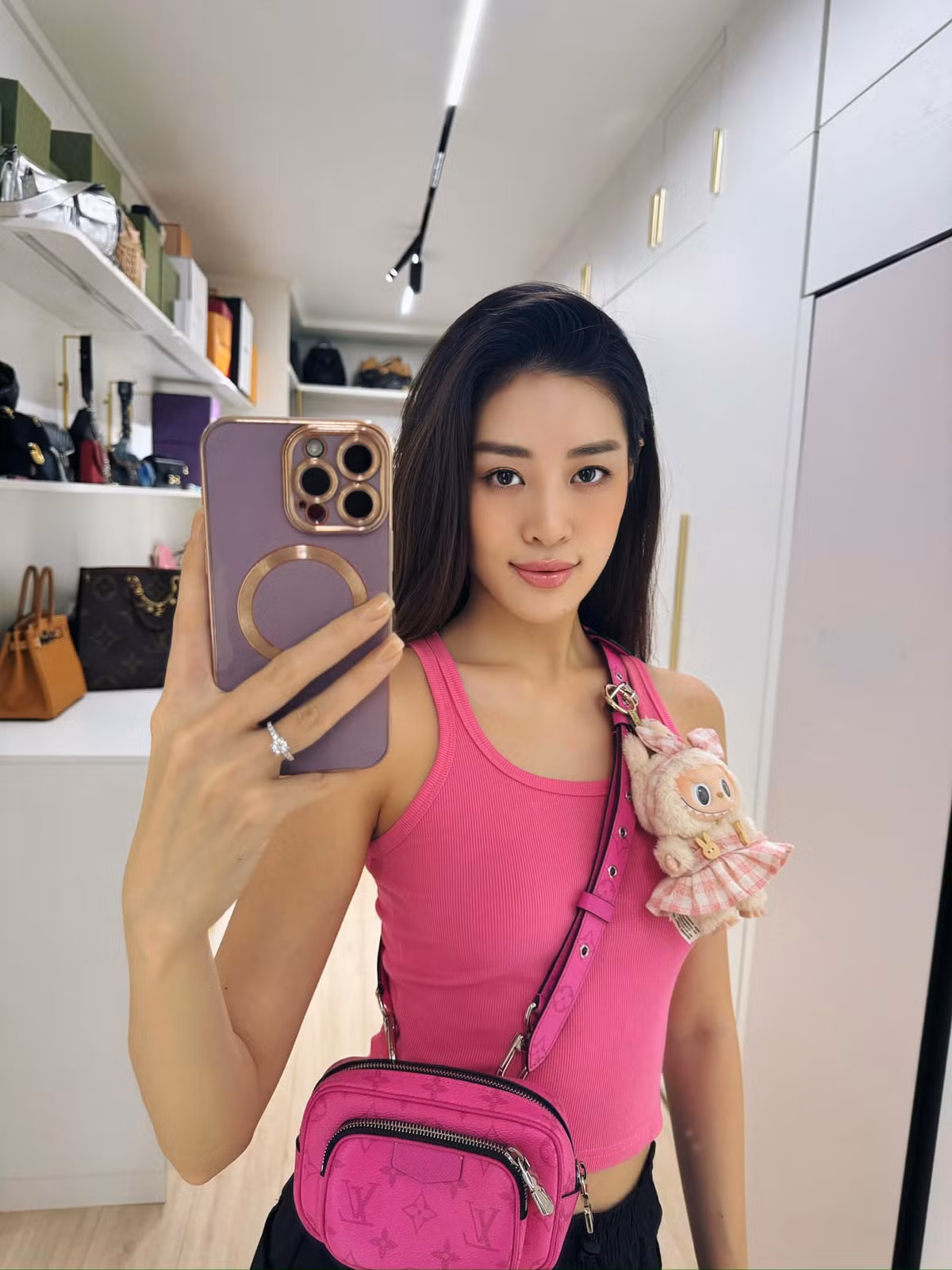 Trên trang cá nhân, hoa hậu thường chia sẻ nhiều hình ảnh khoe vóc dáng gợi cảm. Ảnh: FB Nguyễn Trần Khánh Vân