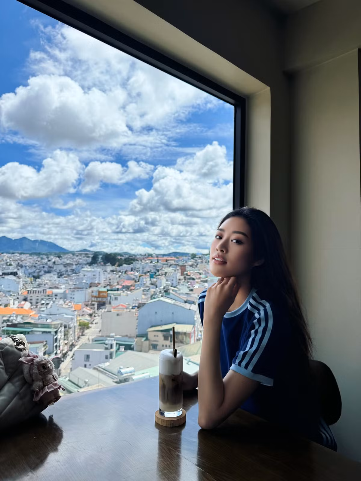 Khánh Vân cũng từng chia sẻ cô không tự tin về phần cánh mũi, từng có ý định "dao kéo" để gương mặt hoàn thiện hơn. Tuy nhiên, nhiều khán giả động viên hoa hậu có sống mũi cao, hài hòa, không cần phải can thiệp thẩm mỹ. Ảnh: FB Nguyễn Trần Khánh Vân