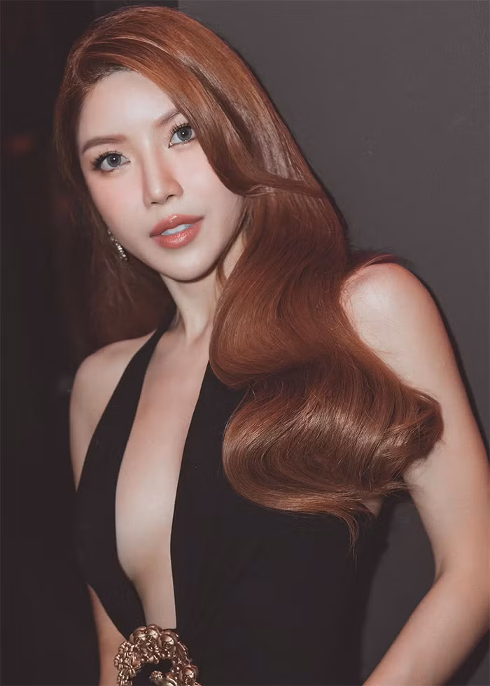 Khuôn mặt Trang Pháp gây ấn tượng hơn nhờ đã niềng răng và cách trang điểm.
