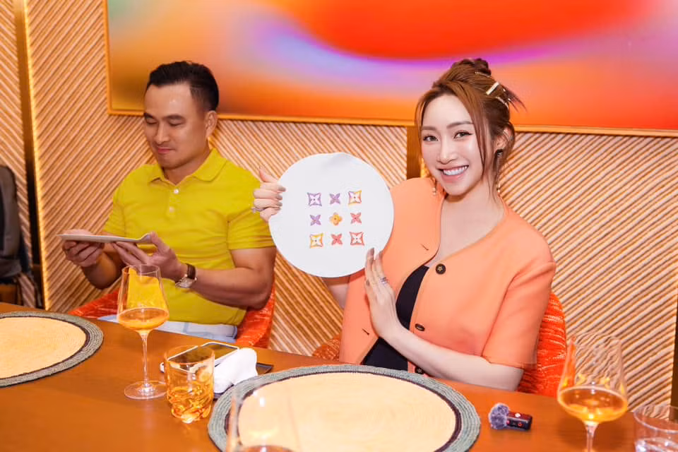 Mới đây, bà xã Chi Bảo đã chia sẻ khoảnh khắc cả gia đình đi ăn hải sản ở Thái Lan, tại một nhà hàng thuộc chuỗi thương hiệu nổi tiếng lần đầu có mặt tại Đông Nam Á.