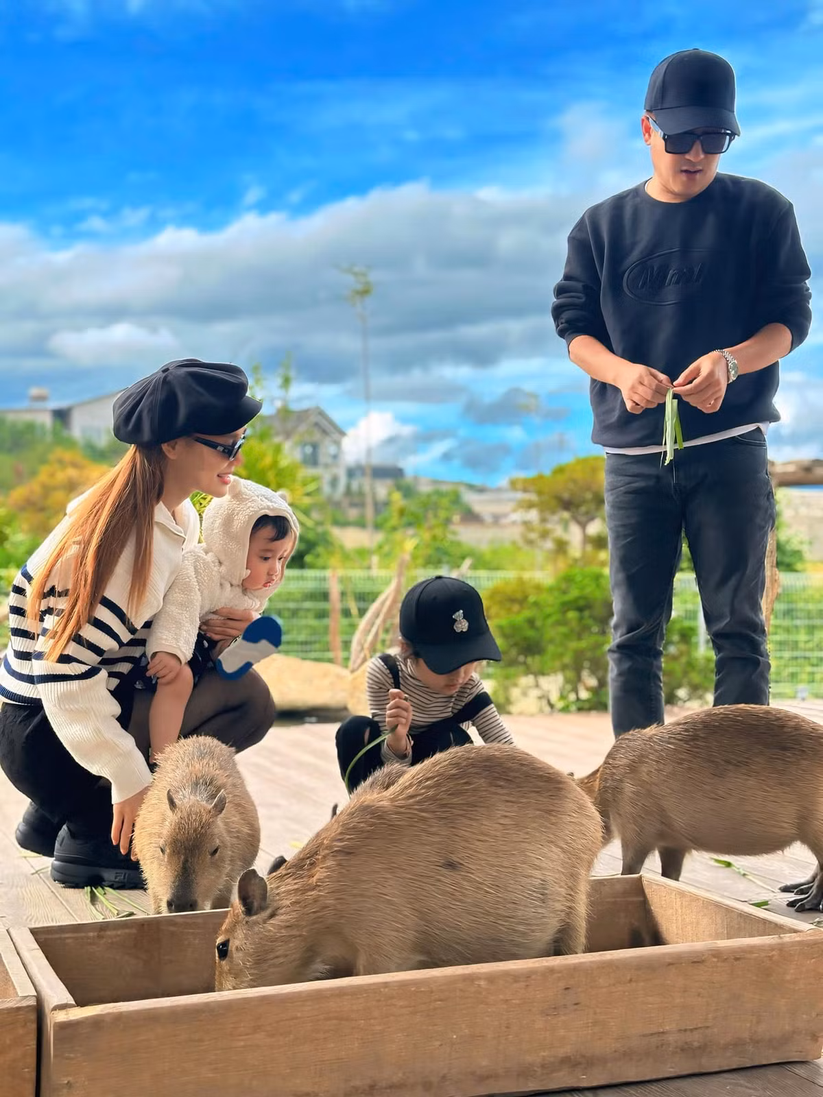 Trường Giang chia sẻ loạt ảnh cả gia đình vui chơi trong chuyến du lịch. Ảnh: FB Trường Giang