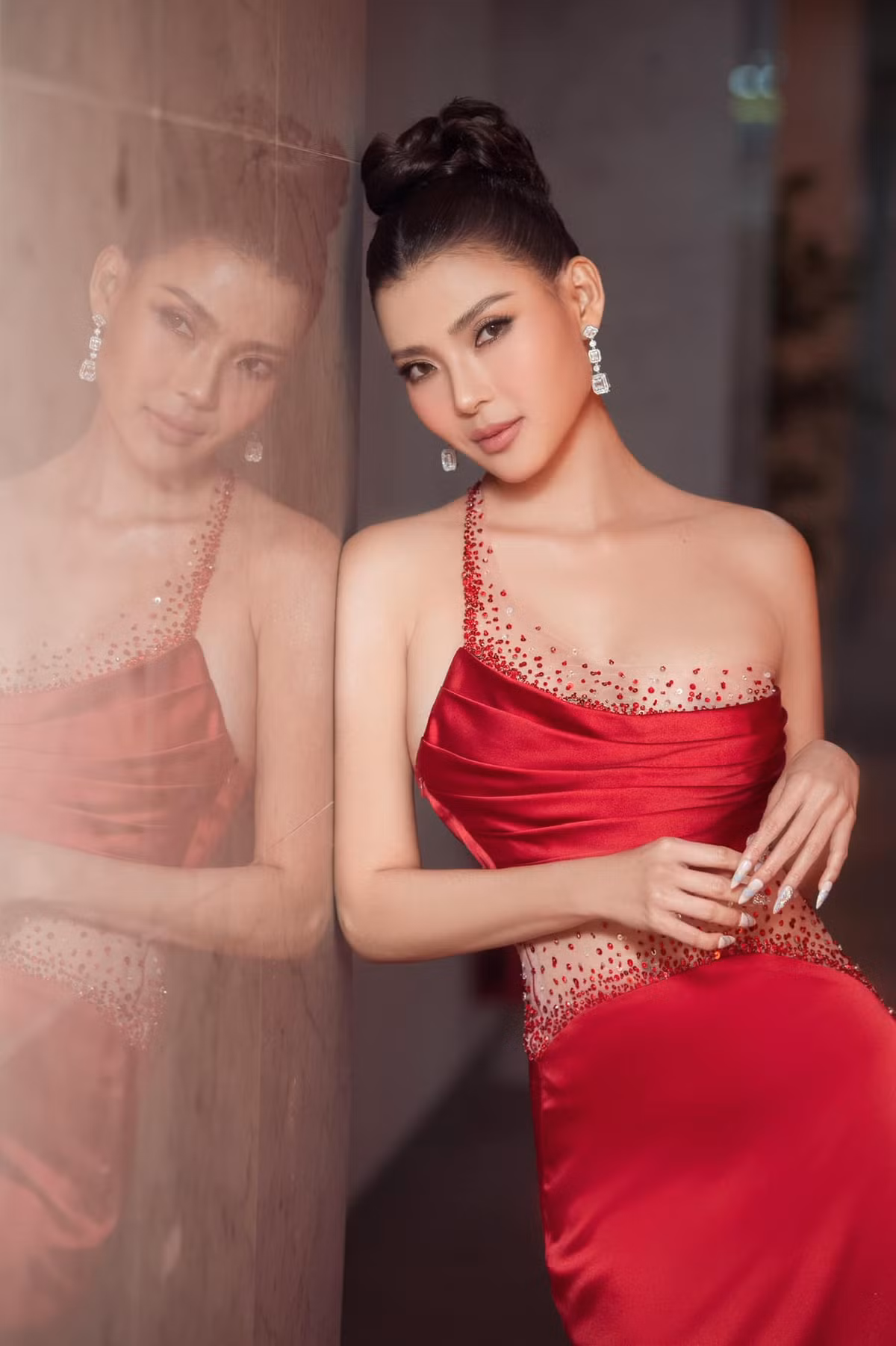 Bà mẹ một con dù ở tuổi U40 vẫn cô cùng quyến rũ. Cô được nhận xét trẻ hơn tuổi thực.