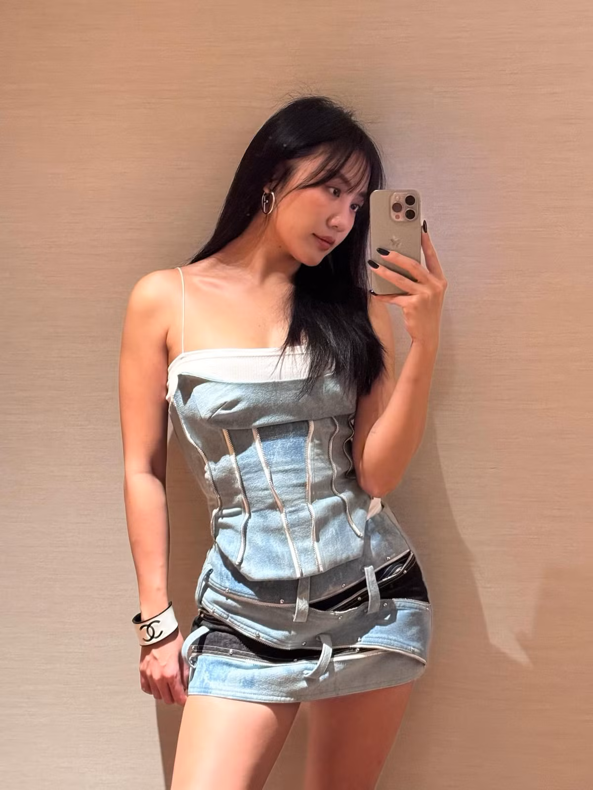 Ở tuổi 30, ca sĩ Văn Mai Hương được nhận xét không chỉ trưởng thành hơn trong âm nhạc mà còn sở hữu phong cách thời trang ngày càng gợi cảm.