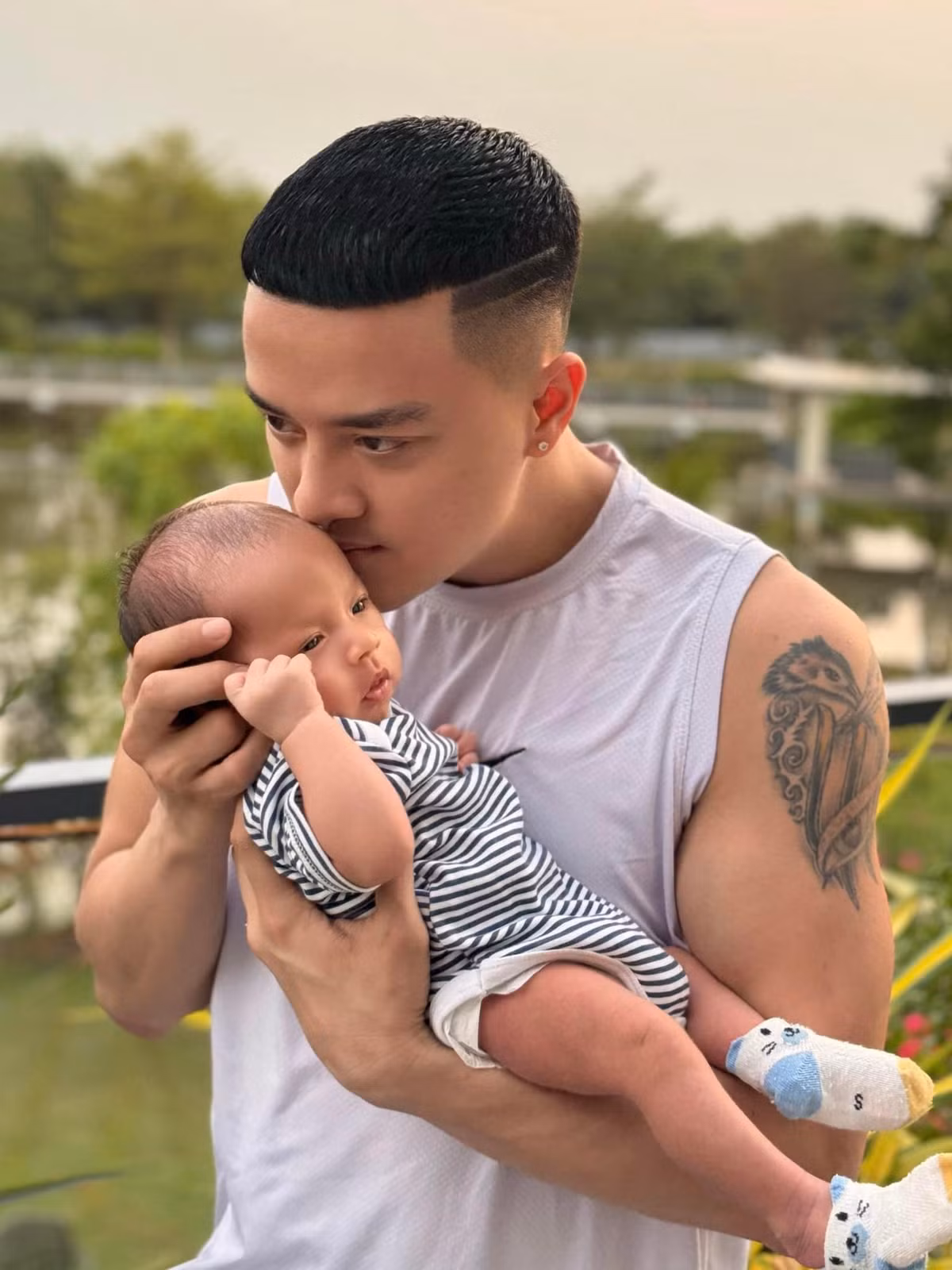 Nam ca sĩ toát lên vẻ hạnh phúc khi có thể làm được bất cứ việc gì cho con với thiên thức của người làm cha, làm mẹ.