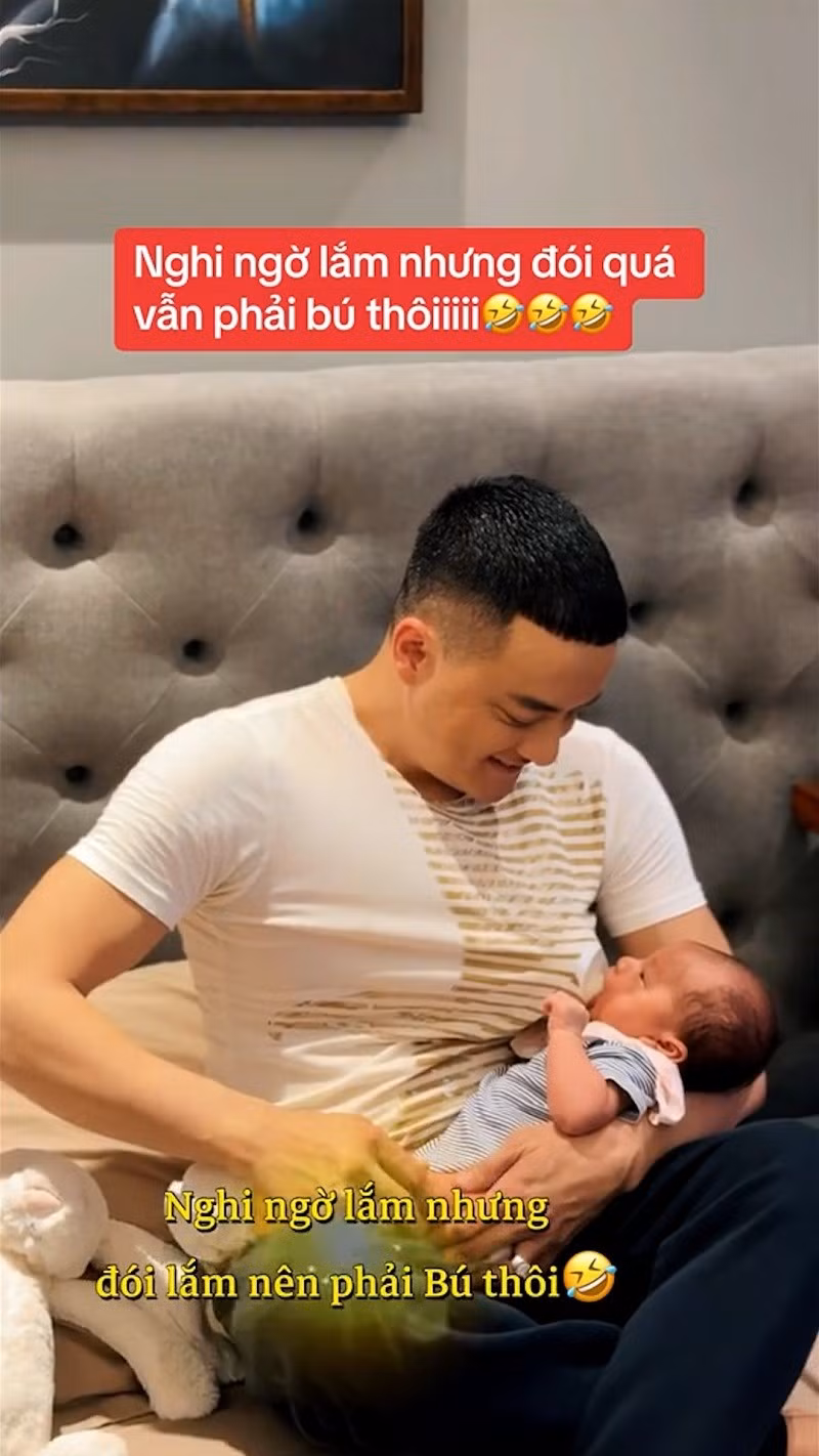 Theo đó, giọng ca sinh năm 1985 giả làm mẹ khi khoét lỗ trên áo rồi đặt bình sữa để con trai bú.