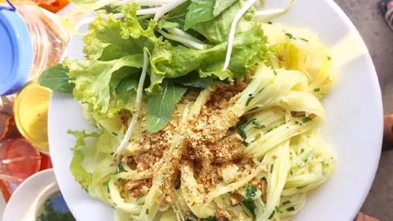 Bánh dây là một trong những món bánh mà du khách không nên bỏ qua khi du lịch Quy Nhơn. Món ăn này có nguyên liệu chính là bột gạo, dầu hẹ, đậu phộng rang giã nhỏ, thịt xay và nước chấm đặc trưng, du khách dễ dàng bắt gặp ở nhiều nơi.
