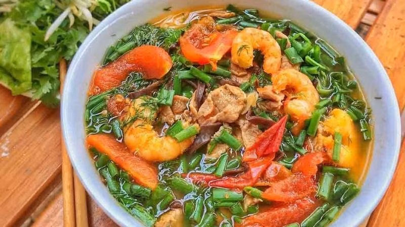 Bún tôm Châu Trúc là món bún nổi tiếng nhưng mang hương vị dân dã, đặc trưng của mảnh đất này. Bún tôm với sợi bún từ bột gạo, tôm và hành. Điều làm nên sự khác biệt chính là tôm được đánh bắt ngay ở đầm Châu Trúc.
