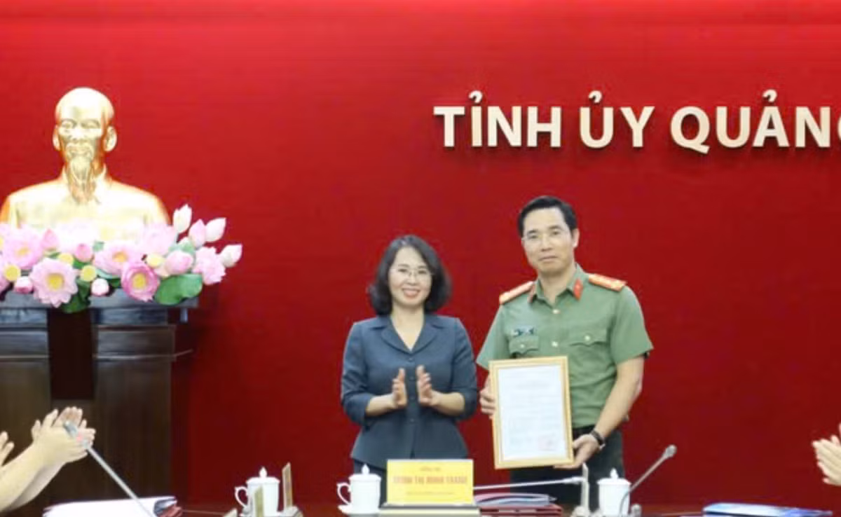 Cong bo quyet dinh cong tac can bo tai Quang Ninh va Hai Phong