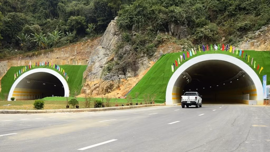 Tam dong ham xuyen nui duong bao bien Ha Long - Cam Pha