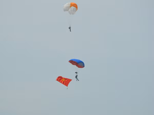 Thả dù.