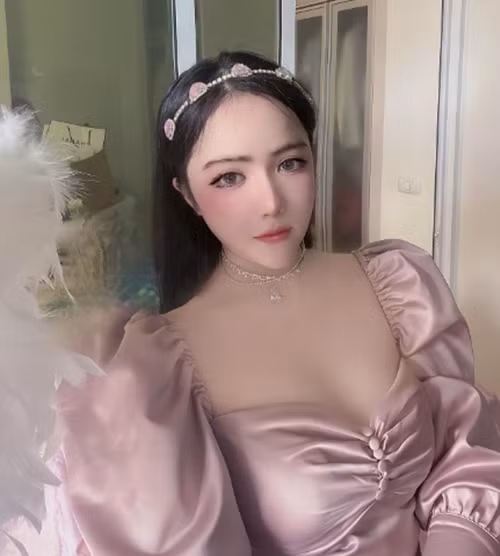 Hot girl thực sự biết cách phối đồ làm nổi bật nét quyến rũ của mình.