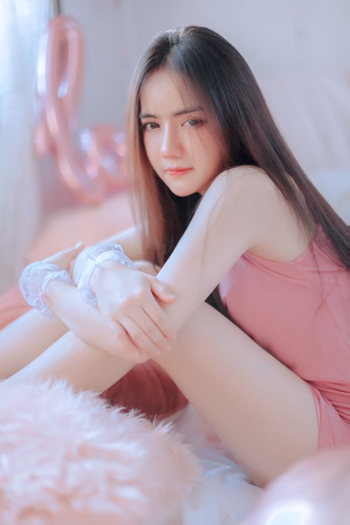 Trước đó, bộ ảnh với tông hồng của Preeyanooch Khochapuak từng được tung hô trên nhiều diễn đàn, trang mạng.