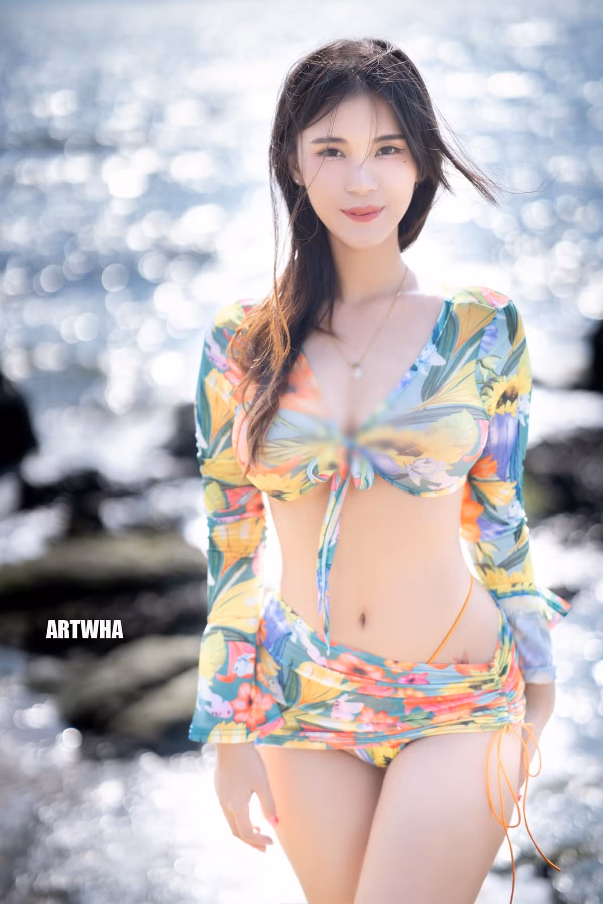 Dù thu hút hàng trăm ngàn lượt thích và chia sẻ nhưng những bình luận dưới hình ảnh của hot girl gợi cảm Kanom Kamonrot đều rất tiêu cực.