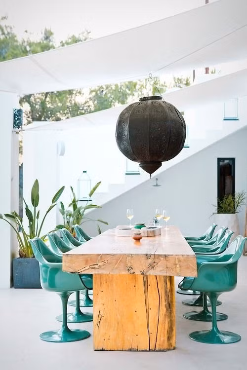 Ghế nhựa màu xanh kết hợp với bàn màu vàng là mẫu nội thất rất trendy của năm nay.