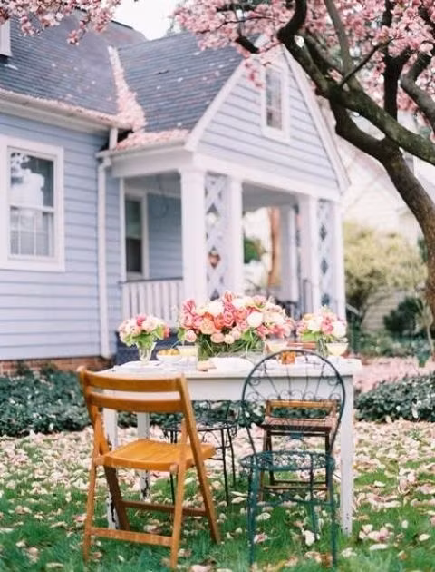 Bàn tiệc đầy hoa cho một bữa tối lãng mạn đến không ngờ.