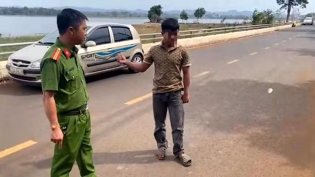 Đắk Lắk: Nhóm thanh niên nhậu xong rủ nhau đi đánh người, cướp xe Dak Lak: Nhom thanh nien nhau xong ru nhau di danh nguoi, cuop xe