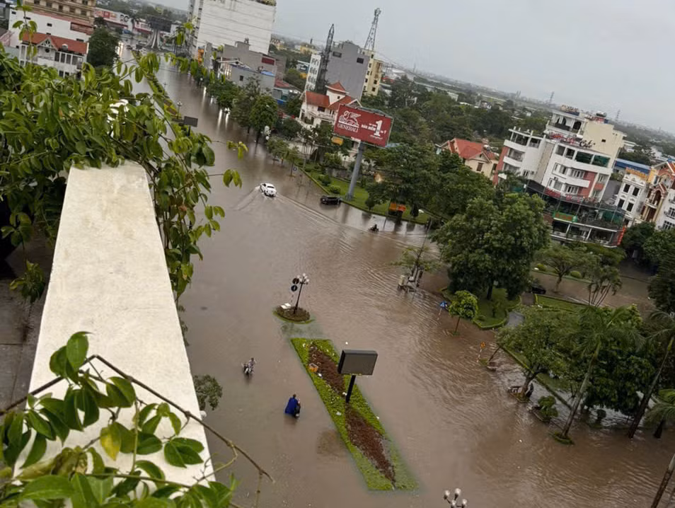 Nam Định: Trường học tạm dừng đón học sinh do ngập sâu Nam Dinh: Truong hoc tam dung don hoc sinh do ngap sau
