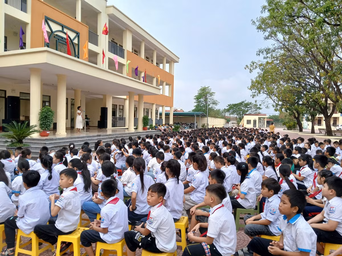 Học sinh lớp 5 ngã từ tầng 2 xuống sân trường, sức khoẻ đã ổn định Hoc sinh lop 5 nga tu tang 2 xuong san truong, suc khoe da on dinh