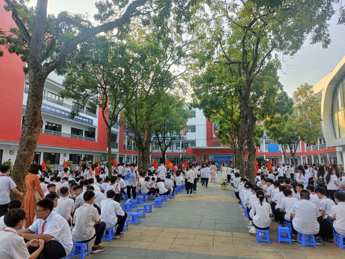 Nang nong trong ngay le khai giang