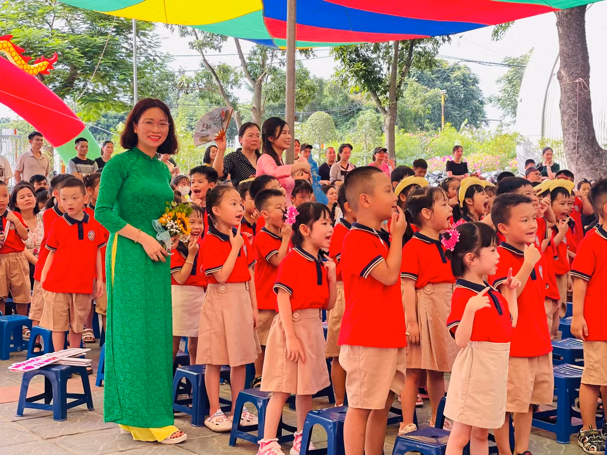 Cô Lê Thị Thanh Phương, Hiệu trưởng Trường Tiểu học Thạch Bàn A (quận Long Biên, TP Hà Nội) cho biết, năm học 2024-2025, Trường tiểu học Thạch Bàn có tổng số 30 lớp học. Trong đó, 7 lớp 1 với 260 học sinh, với trung bình 37 học sinh/lớp.
