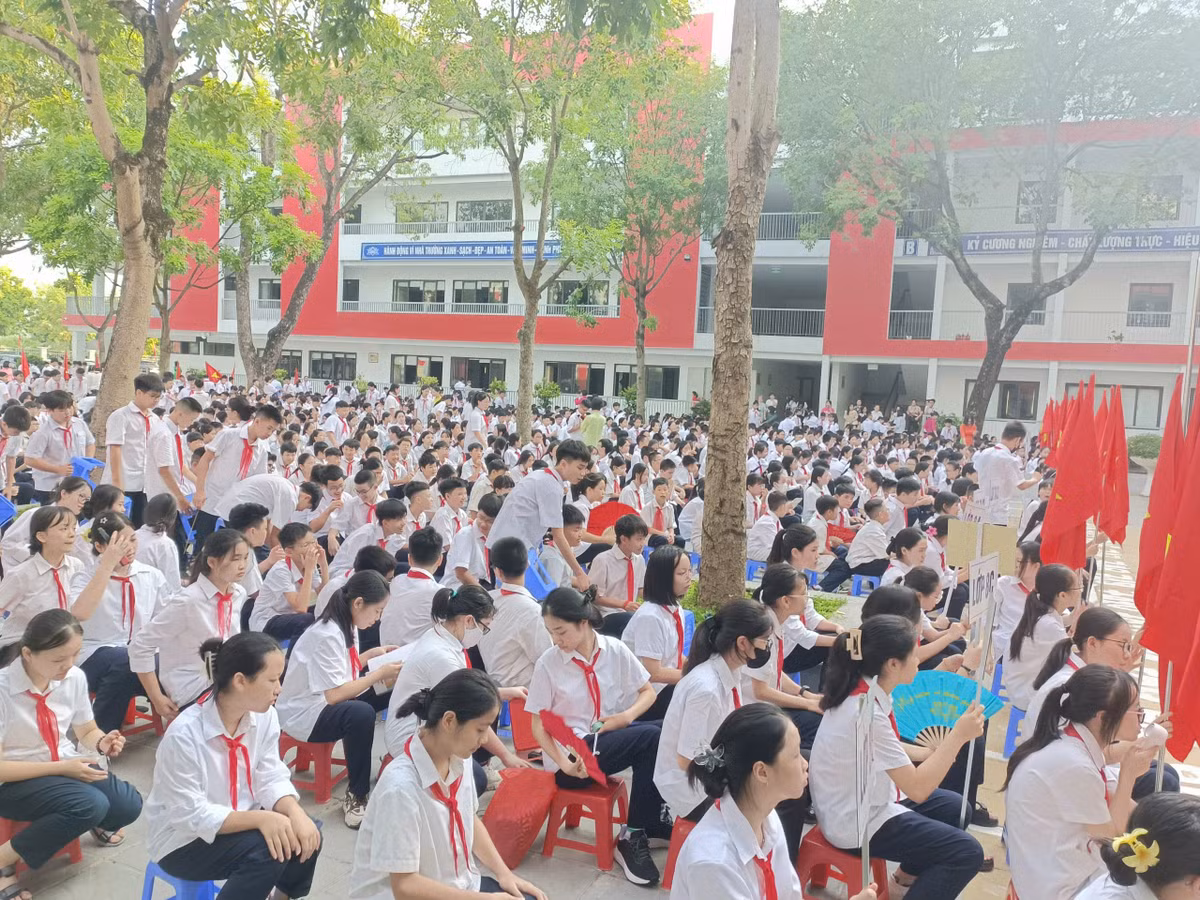 Trường THCS Thạch Bàn A (Long Biên, Hà Nội) năm học 2024-2025 có 43 lớp học, với hơn 1700 học sinh.