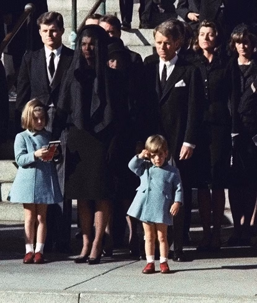 Ảnh tang lễ được tổ chức dành cho tổng thống John F. Kennedy vào ngày 25/11/1963 sau ba ngày ông bị ám sát. Người dân Mỹ vẫn chưa thể quên được những giây phút bàng hoàng, đau đớn xảy ra trong vụ ám sát tổng thống Kennedy năm nào.