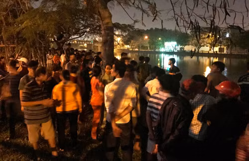 Người dân theo dõi vụ việc ven sông Giồng Ông Tố, quận 2.