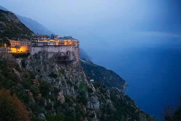 Núi Athos, Hy Lạp là ngọn núi thiêng liêng dành riêng cho tu sĩ nam. Những tu sĩ ở đây sống cuộc đời khổ hạnh và gần như hoàn toàn cô lập thế giới bên ngoài.