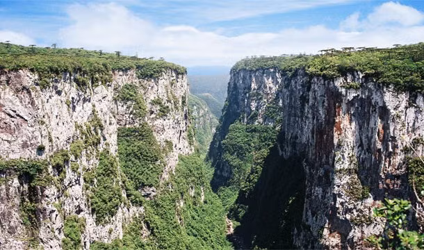 Nằm trong công viên Aparados da Serra, hẻm núi Itaimbezinho (Brazil) dài 5,8 km, rộng 2km và sâu 700 mét.