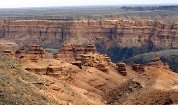 Charyn là một hẻm núi kéo dài 154 km dọc theo sông Charyn ở Kazakhstan. Hẻm núi này có độ sâu lên tới 300 mét.