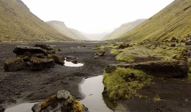 Được hình thành từ sự phun trào của núi lửa, Eldgja (Iceland) còn được gọi là hẻm lửa. Eldgja sâu 270 mét, rộng 600 mét.