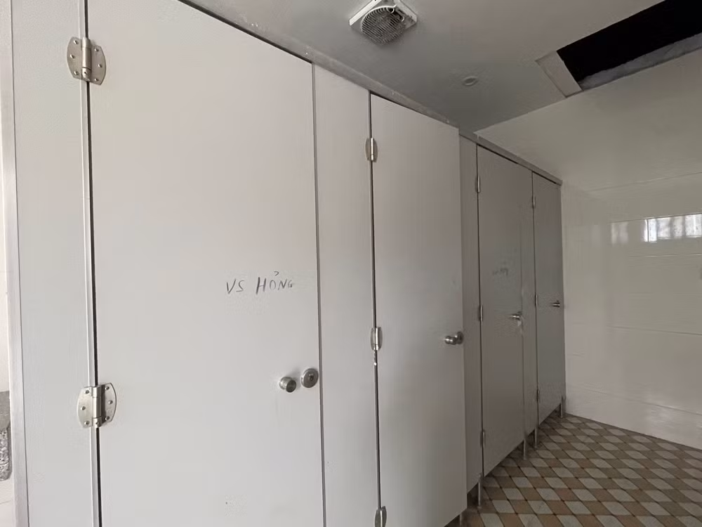 Cửa nhà vệ sinh hư hỏng.