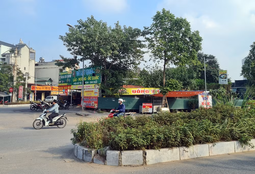 Các cửa hàng kinh doanh, quán bia "mọc" nhếch nhác, lấn chiếm hết cả vỉa hè, tiềm ẩn nguy cơ cháy nổ cao.