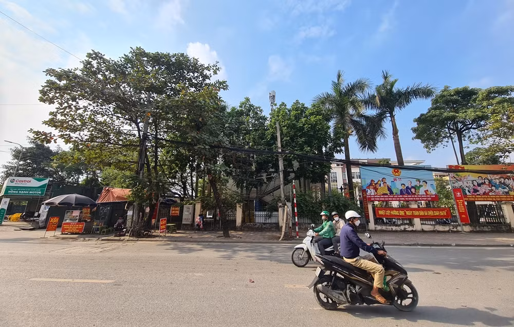Hàng quán, cửa hàng sửa chữa xe máy nhếch nhác, lấn chiếm vỉa hè trên địa bàn phường Đại Mỗ.