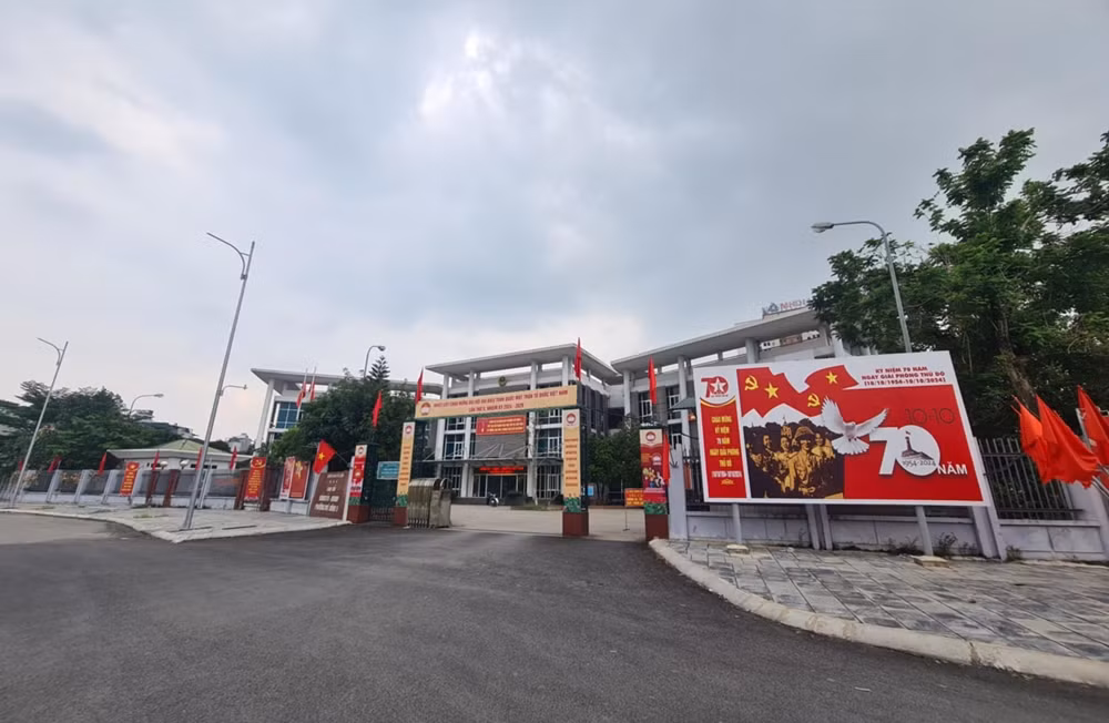 Ngày 25/11/2024, ông Đình Xuân Tâm (cán bộ Tổ quản lý TTXD phường Mỹ Đình 1) cho biết, khu vực phản ánh có vi phạm hành chính, chủ đầu tư đã bị lập biên bản và xử phạt hàng trăm triệu đồng. “UBND quận và phường không bao che, làm đúng theo quy định của pháp luật. Chủ đầu tư đang xin khắc phục, có văn bản xin khai thác, sử dụng", ông Tâm nói. (Ảnh: Trụ sở UBND phường Mỹ Đình 1).