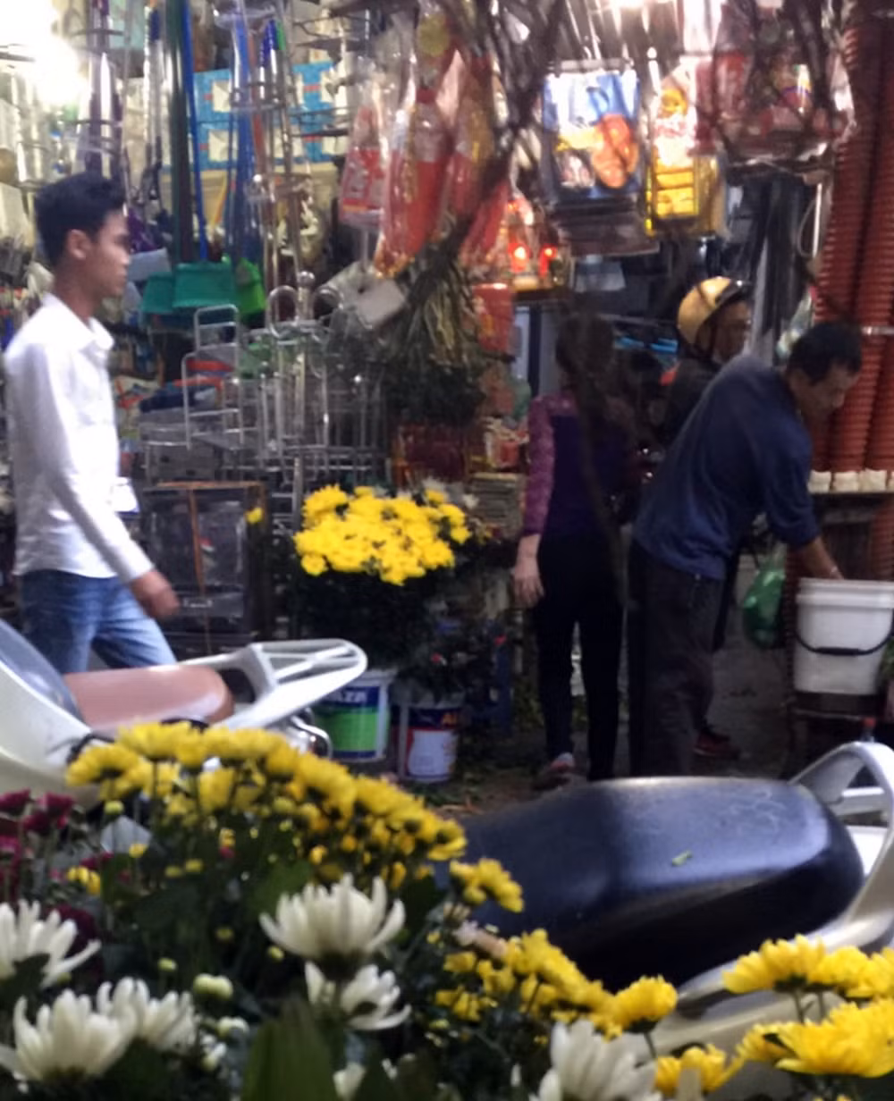 Đủ các mặt hàng buôn bán.