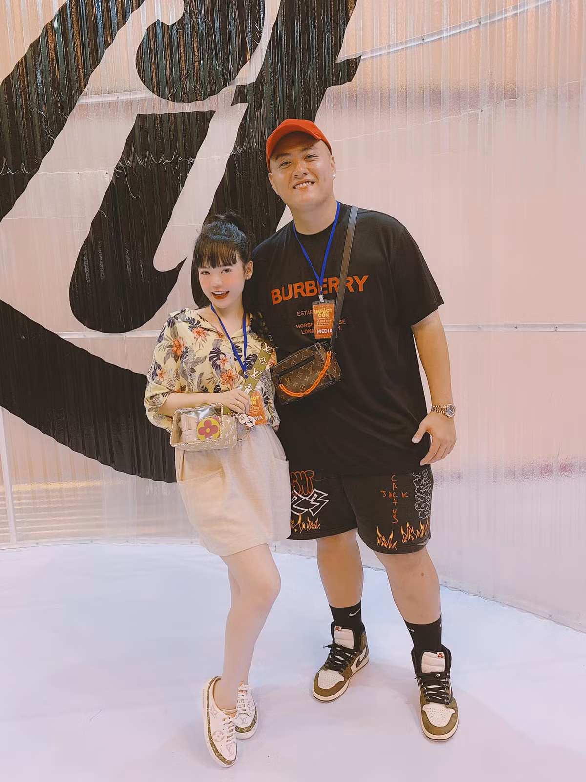 Fabo Nguyễn từng chi tiền mua sắm không tiếc tay cho Vân Tiny, đó là những món đồ hiệu đắt tiền hay dắt cô đi đến những nơi du lịch sang chảnh khắp nơi trên thế giới.