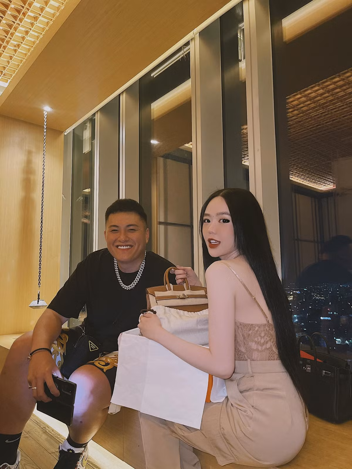 Mối tình "đũa lệch" của anh với vợ hot girl Vân Tiny cũng là chủ đề được dân mạng quan tâm từ lâu.